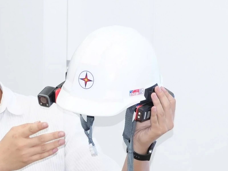 Thiết bị Camera AI gắn vào mũ bảo hộ lao động.