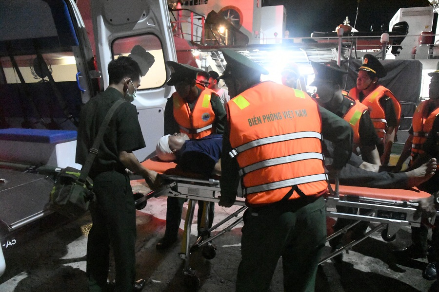 Hải đoàn Biên phòng 48 tiếp nhận thuyền viên bị nạn trên biển từ Tàu SAR 631