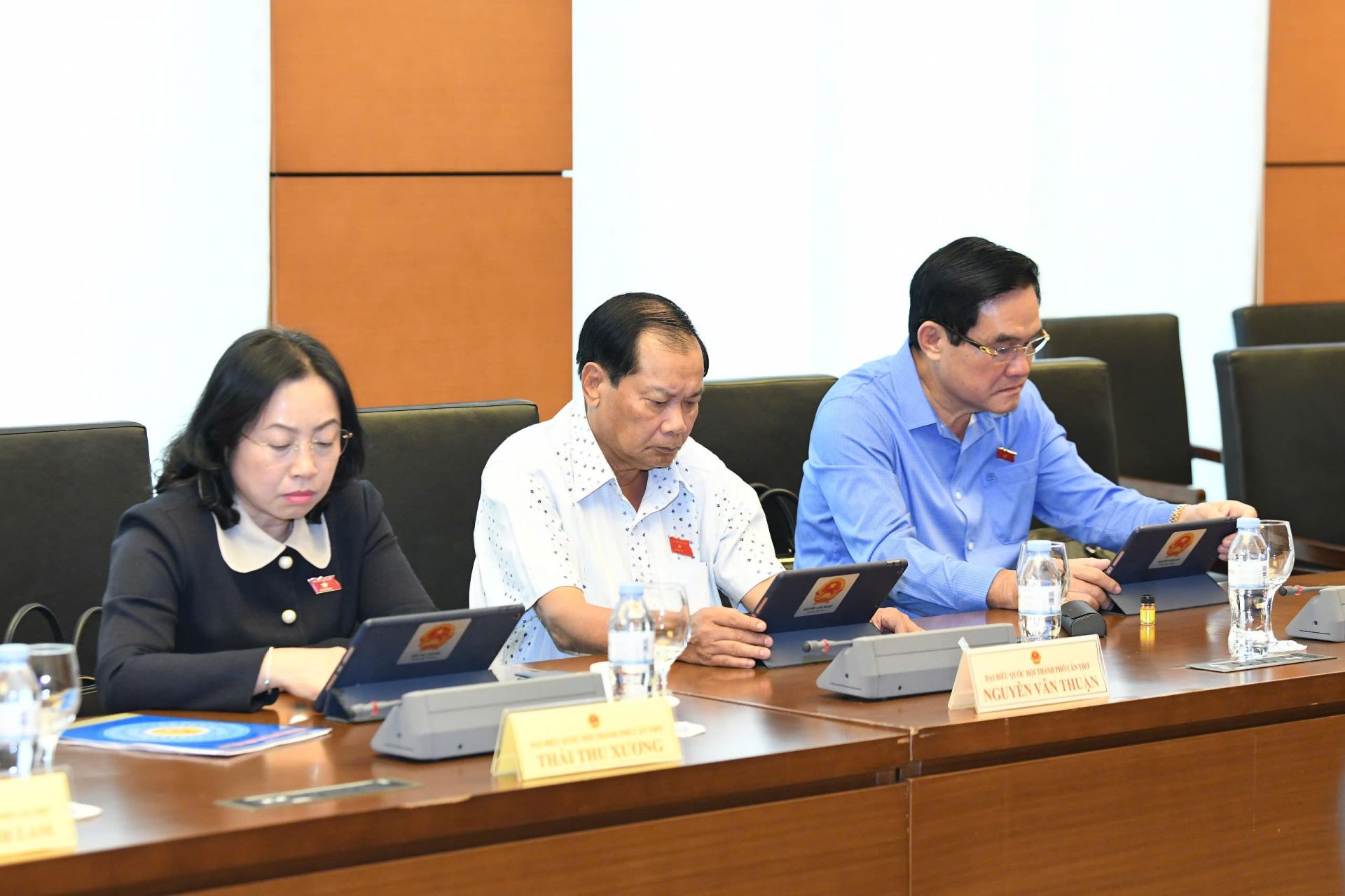 Các đại biểu tham dự phiên thảo luận tại Tổ 11. Ảnh: Lâm Hiển