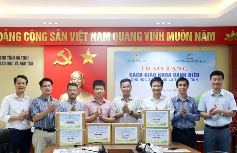 Hà Tĩnh: Gần 30.500 bản sách Cánh diều đến với trường học vùng lũ