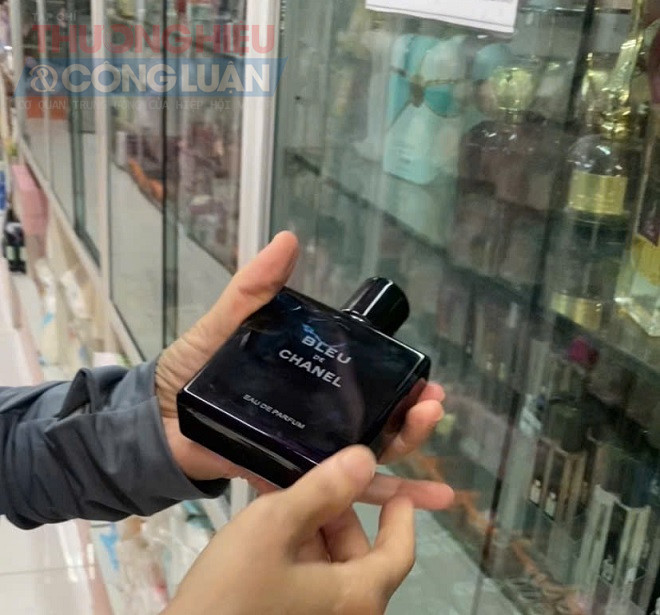 Đây là một trong số những chai nước hoa mà nhân viên tại đây quảng cáo là hàng Đây là một trong số những chai nước hoa mà nhân viên tại đây quảng cáo là hàng