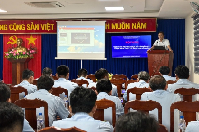 Ông Kiều Văn Dũng (đứng trong cùng) phát biểu khai mạc Hội nghị. Ảnh: H-T