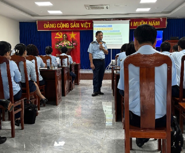 Ông Nguyễn Trường Giang (đứng trong cùng) phổ biến Thông tư số 45/2025/TT-BCT. Ảnh: Hà Thu