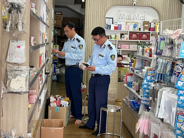 Đội QLTT số 7 kiểm tra tại cơ sở kinh doanh mỹ phẩm MAI MAI.