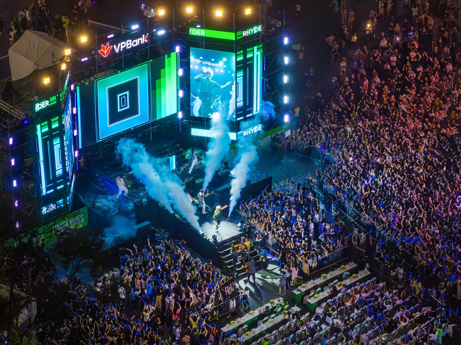 VPBank tổ chức đêm nhạc hội sôi động vào tối 24/10 - khởi đầu chuỗi hoạt động giải chạy. VPBank tổ chức đêm nhạc hội sôi động vào tối 24/10 - khởi đầu chuỗi hoạt động giải chạy.