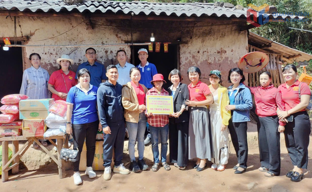 Hội Bảo trợ NKT-TMC tỉnh và các câu lạc bộ, nhóm từ thiện Quảng Ninh trao 80 triệu đồng hỗ trợ gia đình bà Chìu Si Múi ở thôn Ngàn Phe (xã Lục Hồn) để xây dựng ngôi nhà mới. Hội Bảo trợ NKT-TMC tỉnh và các câu lạc bộ, nhóm từ thiện Quảng Ninh trao 80 triệu đồng hỗ trợ gia đình bà Chìu Si Múi ở thôn Ngàn Phe (xã Lục Hồn) để xây dựng ngôi nhà mới.