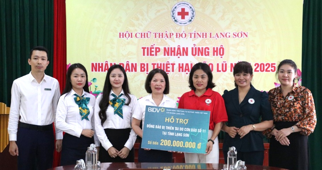 Lãnh đạo BIDV Lạng Sơn trao 300 triệu đồng cho Ủy ban MTTQ Việt Nam tỉnh Lạng Sơn Lãnh đạo BIDV Lạng Sơn trao 300 triệu đồng cho Ủy ban MTTQ Việt Nam tỉnh Lạng Sơn