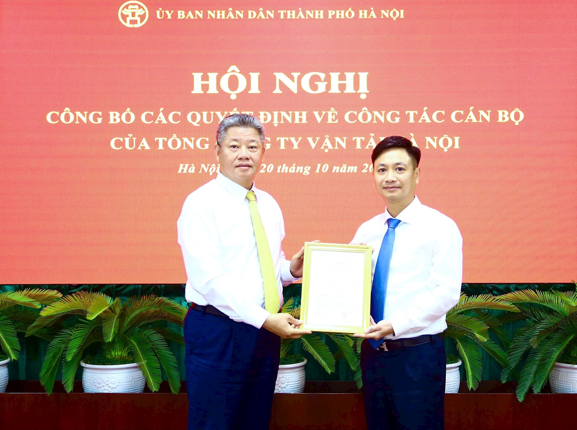 Ông Nguyễn Mạnh Quyền, Phó Chủ tịch UBND TP. Hà Nội trao quyết định bổ nhiệm Ông Nguyễn Mạnh Quyền, Phó Chủ tịch UBND TP. Hà Nội trao quyết định bổ nhiệm