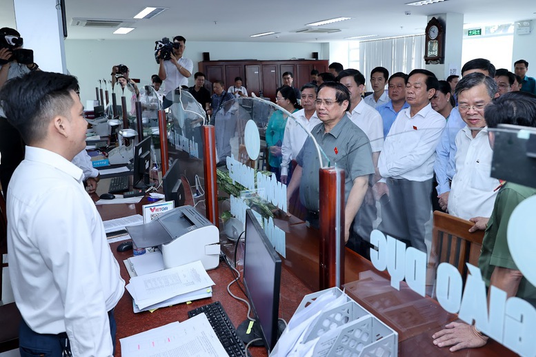 Mô hình chính quyền địa phương hai cấp được triển khai. Trong ảnh, Thủ tướng Chính phủ Phạm Minh Chính kiểm tra việc vận hành trung tâm phục vụ hành chính công phường Hưng Phú, thành phố Cần Thơ - Ảnh: VGP/Nhật Bắc Mô hình chính quyền địa phương hai cấp được triển khai. Trong ảnh, Thủ tướng Chính phủ Phạm Minh Chính kiểm tra việc vận hành trung tâm phục vụ hành chính công phường Hưng Phú, thành phố Cần Thơ - Ảnh: VGP/Nhật Bắc