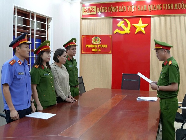 Cơ quan Cảnh sát điều tra Công an tỉnh Nghệ An đọc lệnh khởi tố vụ án, khởi tố bị can và bắt tạm giam đối với Phan Thị Mai.