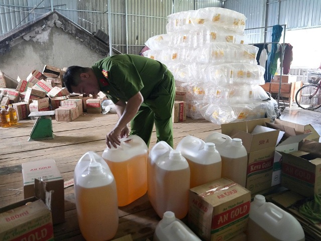 Nghệ An: Bắt Giám đốc Công ty An Thịnh Food vì sản xuất, buôn bán hơn 2,7 triệu lít dầu ăn giả