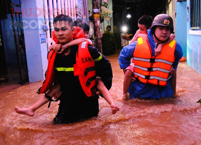 Lực lượng Công an phường Hoà Khánh, thành phố Đà Nẵng đã đến hỗ trợ người dân khu vực Mẹ Suốt sơ tán đi tránh lũ