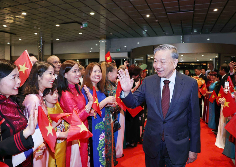 Đại sứ Phạm Thị Thanh Bình và cán bộ, nhân viên Đại sứ quán Việt Nam tại Phần Lan đón Tổng Bí thư Tô Lâm. (Ảnh: TTXVN)