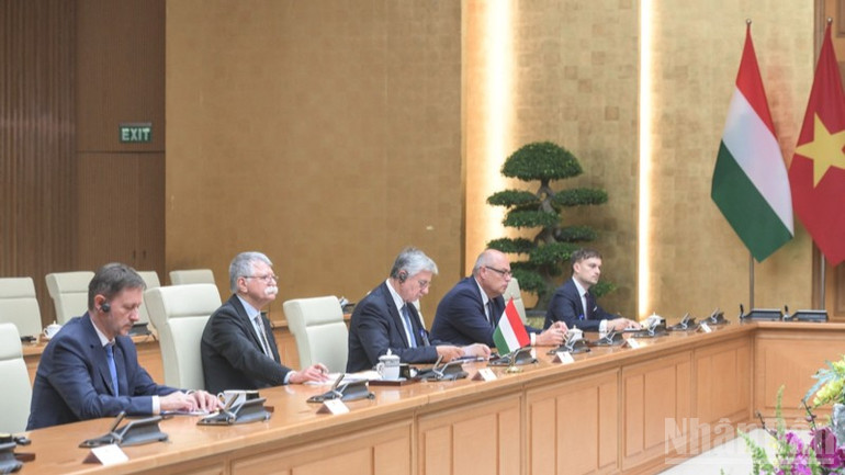 Đoàn đại biểu Quốc hội Hungary tại buổi tiếp. Đoàn đại biểu Quốc hội Hungary tại buổi tiếp.