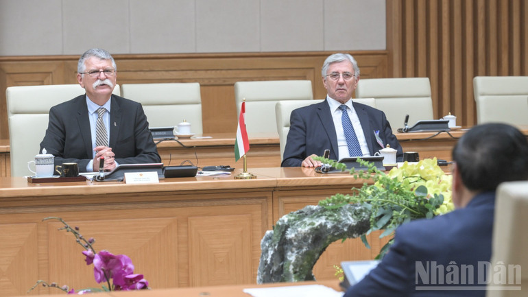 Chủ tịch Quốc hội Hungary Kover Laszlo phát biểu ý kiến tại buổi tiếp. Chủ tịch Quốc hội Hungary Kover Laszlo phát biểu ý kiến tại buổi tiếp.