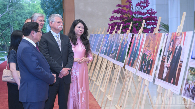 Thủ tướng Chính phủ Phạm Minh Chính giới thiệu Chủ tịch Quốc hội Hungary Kover Laszlo không gian trưng bày ảnh về quan hệ hữu nghị và hợp tác Việt Nam-Hungary. Thủ tướng Chính phủ Phạm Minh Chính giới thiệu Chủ tịch Quốc hội Hungary Kover Laszlo không gian trưng bày ảnh về quan hệ hữu nghị và hợp tác Việt Nam-Hungary.
