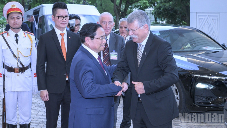 Thủ tướng Chính phủ Phạm Minh Chính đón Chủ tịch Quốc hội Hungary Kover Laszlo tại sảnh Trụ sở Chính phủ. Thủ tướng Chính phủ Phạm Minh Chính đón Chủ tịch Quốc hội Hungary Kover Laszlo tại sảnh Trụ sở Chính phủ.