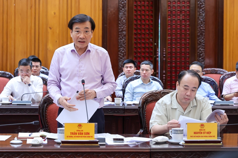 Bộ trưởng, Chủ nhiệm VPCP Trần Văn Sơn báo cáo tại cuộc họp - Ảnh: VGP/Nhật Bắc Bộ trưởng, Chủ nhiệm VPCP Trần Văn Sơn báo cáo tại cuộc họp - Ảnh: VGP/Nhật Bắc