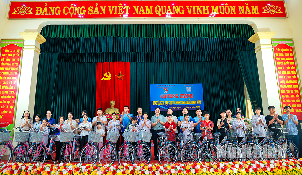 Lan tỏa yêu thương: Câu lạc bộ Thiện Tâm An 35 trao tặng xe đạp cho học sinh nghèo tại Ninh Bình