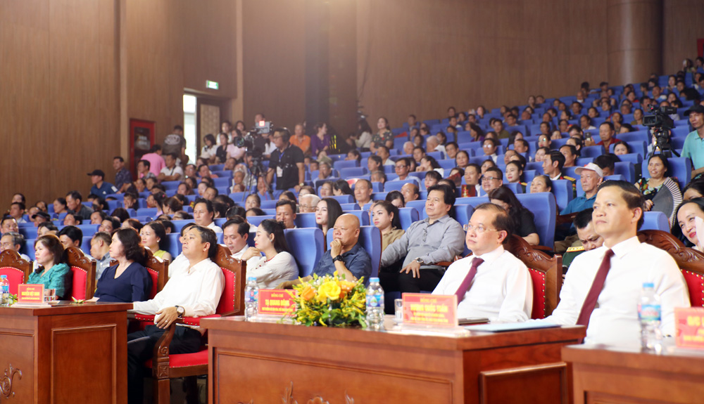 Các đồng chí lãnh đạo Bộ Văn hóa, Thể thao và Du lịch, tỉnh Bắc Ninh và Nhân dân dự khai mạc liên hoan. Các đồng chí lãnh đạo Bộ Văn hóa, Thể thao và Du lịch, tỉnh Bắc Ninh và Nhân dân dự khai mạc liên hoan.