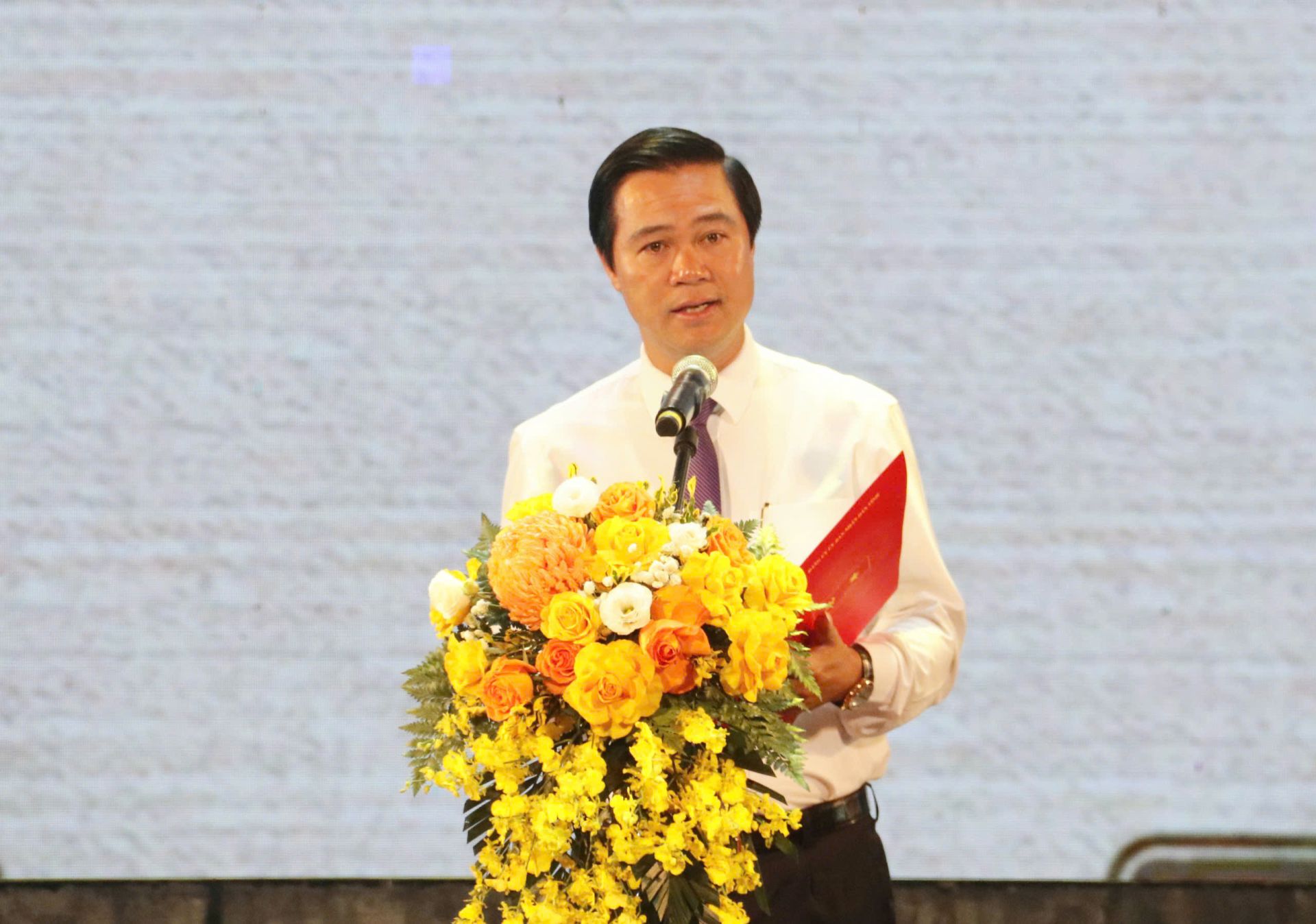 Đồng chí Lê Xuân Lợi, Phó Chủ tịch UBND tỉnh Bắc Ninh phát biểu chào mừng. Đồng chí Lê Xuân Lợi, Phó Chủ tịch UBND tỉnh Bắc Ninh phát biểu chào mừng.