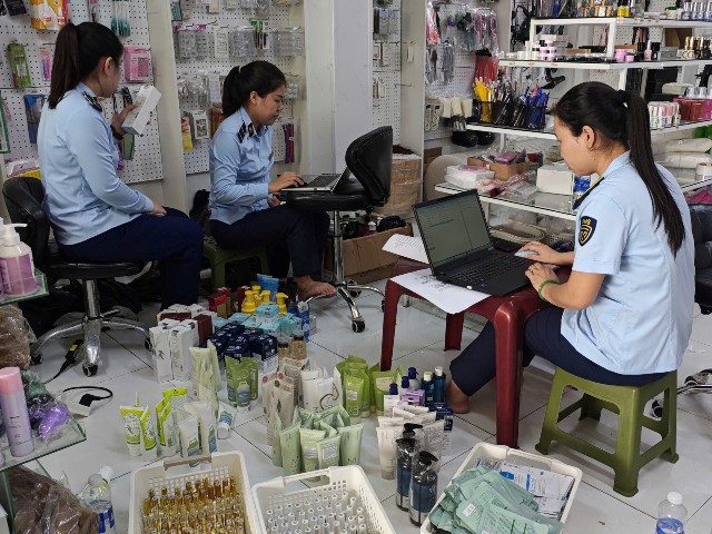 Đội QLTT số 1 kiểm tra tại Hộ kinh doanh TRUNG THUẬN. Đội QLTT số 1 kiểm tra tại Hộ kinh doanh TRUNG THUẬN.
