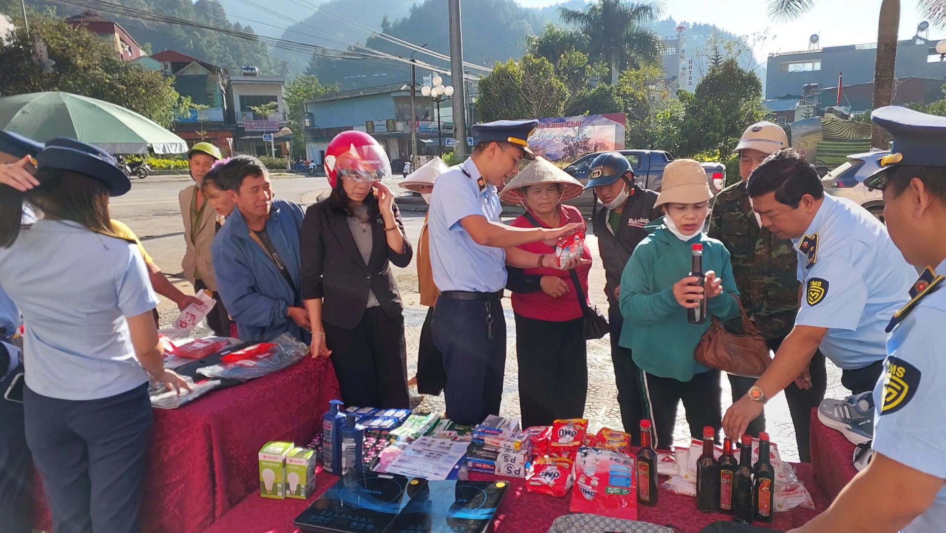 Công chức Đội QLTT số 4 thực hiện tuyên truyền, phổ biến pháp luật cho người dân Công chức Đội QLTT số 4 thực hiện tuyên truyền, phổ biến pháp luật cho người dân