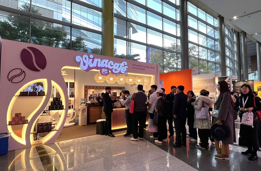 Vinacafé tiếp tục khẳng định sức mạnh tài chính và vị thế dẫn đầu thị trường cà phê hòa tan Việt Nam. Vinacafé tiếp tục khẳng định sức mạnh tài chính và vị thế dẫn đầu thị trường cà phê hòa tan Việt Nam.