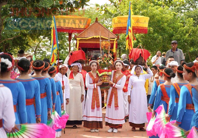 Rất đông đồng bào Chăm và du khách xem các nghi thức lễ hội Katê tại tháp chính. Rất đông đồng bào Chăm và du khách xem các nghi thức lễ hội Katê tại tháp chính.