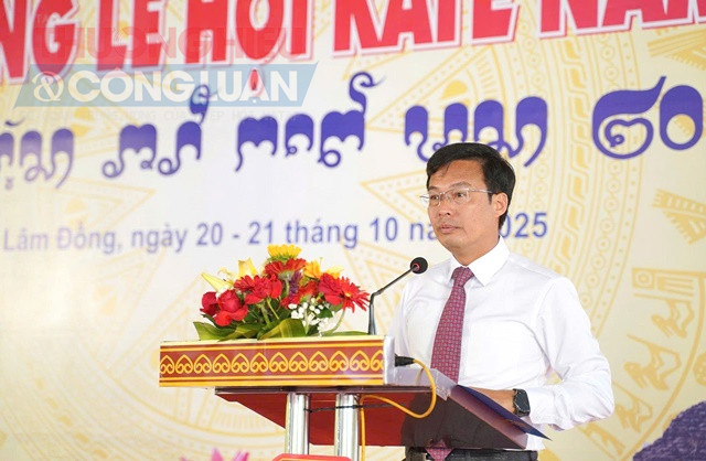 Ông Đinh Văn Tuấn, Phó chủ tịch UBND tỉnh Lâm Đồng phát biểu tại Lễ hội. Ông Đinh Văn Tuấn, Phó chủ tịch UBND tỉnh Lâm Đồng phát biểu tại Lễ hội.