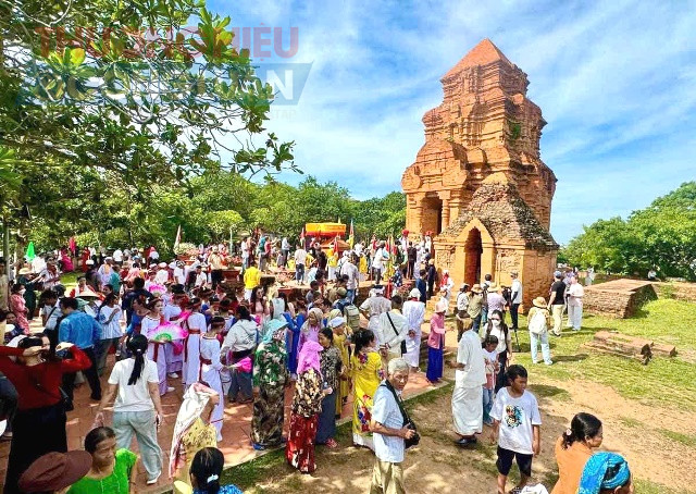 Lễ nghinh rước trang phục Nữ thần Pô Sah Inư. Lễ nghinh rước trang phục Nữ thần Pô Sah Inư.