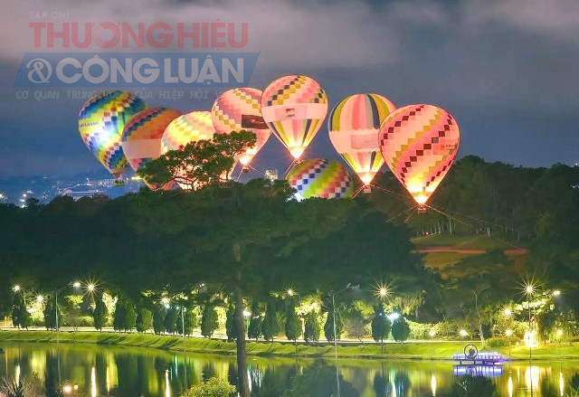 Khinh khí cầu thắp sáng bầu trời tại Festival hoa Đà Lạt lần thứ X năm 2024.