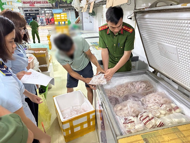 Công an xã Lạc Sơn phối hợp Đội Quản lý thị trường số 14 (Chi cục Quản lý thị trường tỉnh Phú Thọ) tăng cường công tác kiểm tra, giám sát hoạt động chế biến, kinh doanh thực phẩm tại các chợ, cơ sở sản xuất, chế biến, kinh doanh trên địa bàn. Công an xã Lạc Sơn phối hợp Đội Quản lý thị trường số 14 (Chi cục Quản lý thị trường tỉnh Phú Thọ) tăng cường công tác kiểm tra, giám sát hoạt động chế biến, kinh doanh thực phẩm tại các chợ, cơ sở sản xuất, chế biến, kinh doanh trên địa bàn.