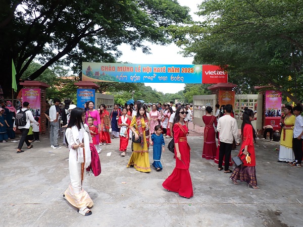Từ sớm, người dân và du khách đã đến dự Lễ hội Katê