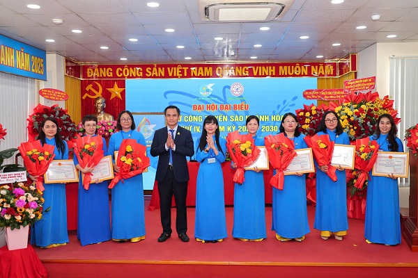 Hội LHPN Công ty tặng bằng khen cho tập thể Hội LHPN Công ty tặng bằng khen cho tập thể