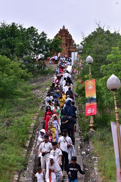 Đồng bào Chăm và du khách lên dự Lễ Hội Katê tại Thap Pô Klong Garai