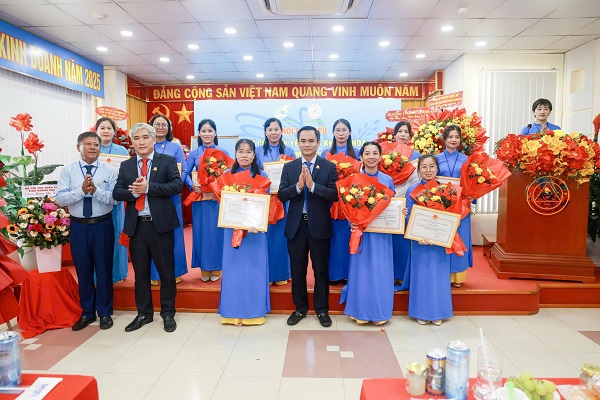 Hội LHPN Công ty tặng bằng khen cho các cá nhân Hội LHPN Công ty tặng bằng khen cho các cá nhân