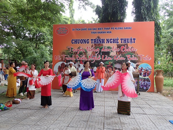 Văn nghệ truyền thống của dồng bào Chăm phục vụ nhân dân và du khách dự Lễ Hội Ka Tê 2025 tại khu di tích Tháp Pô Klong Garai.