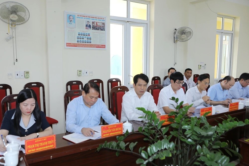 Các đồng chí Ủy viên Ban Thường vụ Tỉnh ủy và lãnh đạo tỉnh dự buổi làm việc. Các đồng chí Ủy viên Ban Thường vụ Tỉnh ủy và lãnh đạo tỉnh dự buổi làm việc.