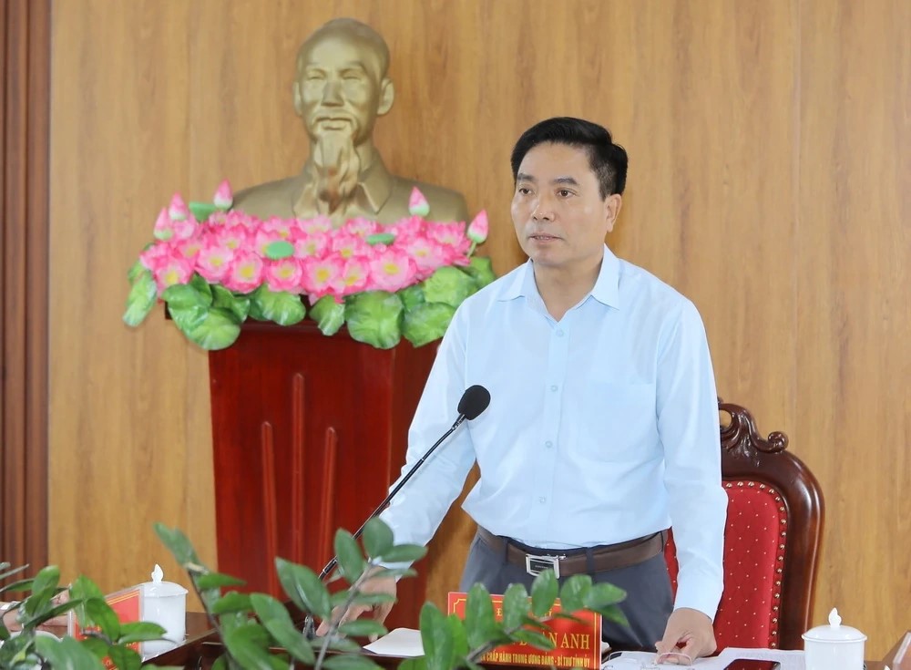 Bí thư Tỉnh ủy Nguyễn Doãn Anh phát biểu kết luận buổi làm việc. Bí thư Tỉnh ủy Nguyễn Doãn Anh phát biểu kết luận buổi làm việc.