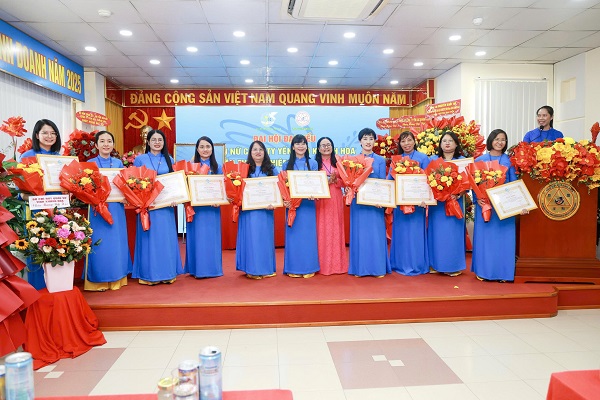 Hội LHPN Công ty tặng bằng khen cho các cá nhân Hội LHPN Công ty tặng bằng khen cho các cá nhân