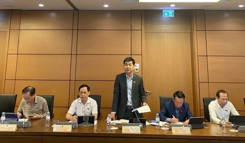 Đại biểu tham gia phát biểu tại tổ. Đại biểu tham gia phát biểu tại tổ.