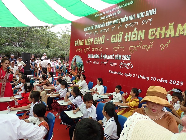 Hội thi viết chữ Chăm dành cho thiếu nhi, học sinh tại khu di tích Tháp Pô Klong Garai