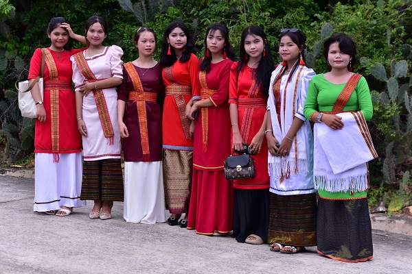 Nét đẹp duyên dáng của thiếu nữ Chăm và sắc màu trang phục của họ luôn là những ấn tượng khó quên với du khách trong nước và quốc tế