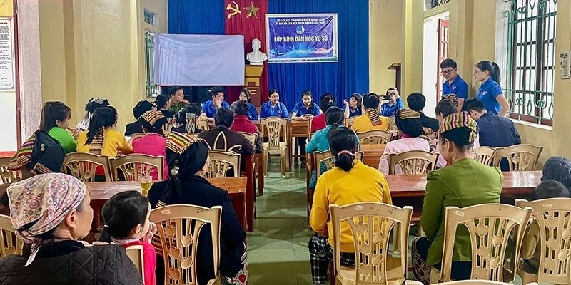 Thanh niên huyện Thường Xuân hướng dẫn người dân sử dụng máy tính, các thiết bị thông minh, mạng xã hội, dịch vụ công trực tuyến và tương tác với chính quyền qua nền tảng số tại lớp “Bình dân học vụ số”.