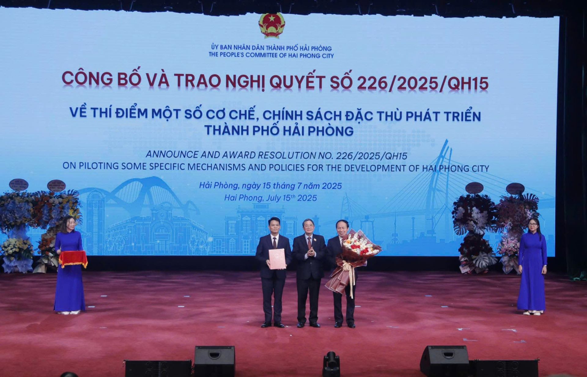 Lễ công bố và trao Nghị quyết 226/2025/QH15. Lễ công bố và trao Nghị quyết 226/2025/QH15.