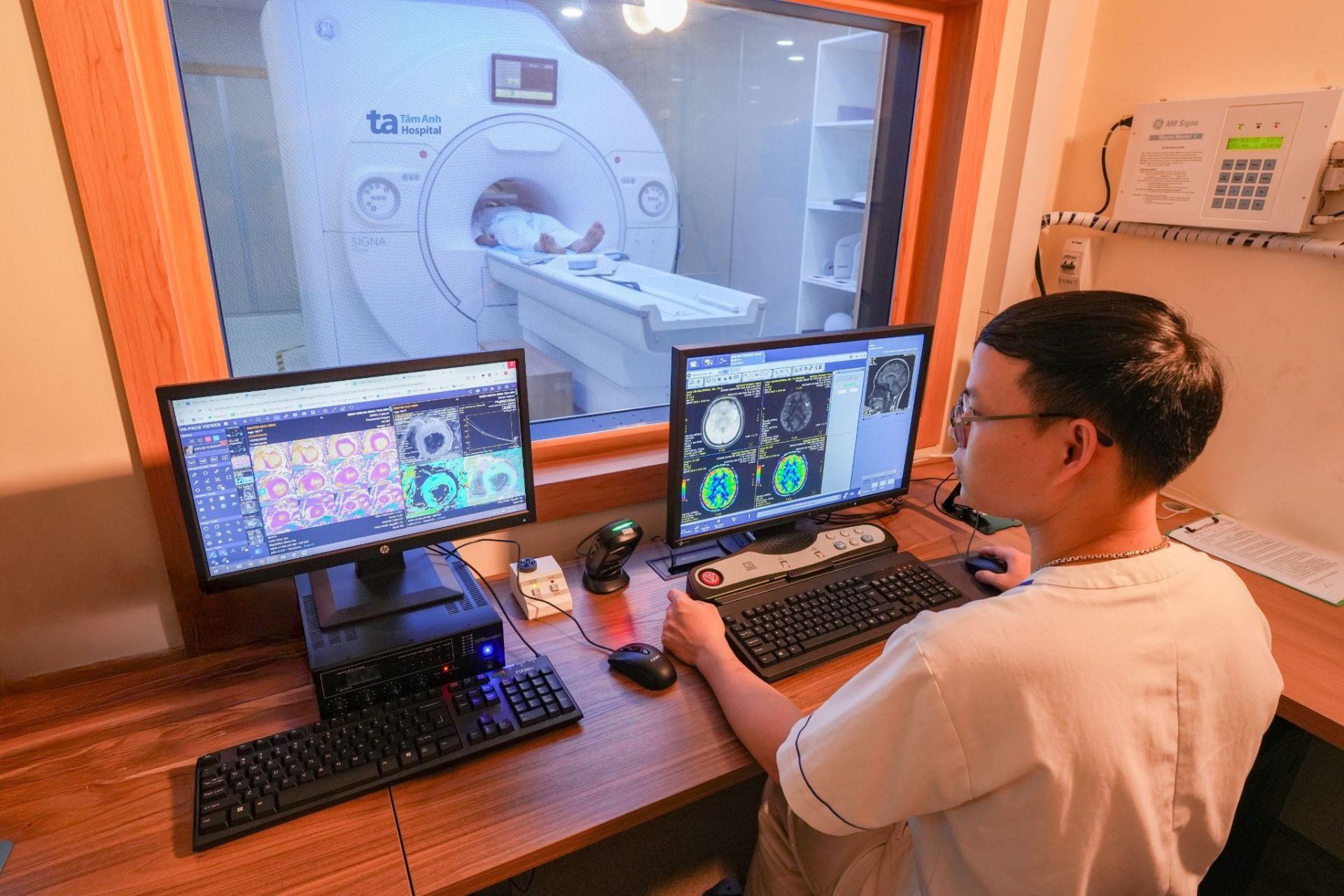 Hệ thống máy chụp cộng hưởng từ 1.5 Tesla của GE HealthCare (Mỹ) ứng dụng trí tuệ nhân tạo (AI) hỗ trợ tầm soát và chẩn đoán sớm các bệnh lý não - cột sống, tim mạch, cơ xương khớp, ổ bụng, tuyến vú. Ảnh: BVĐK Tâm Anh