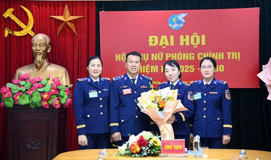 Ảnh 2: Thủ trưởng Phòng Chính trị tặng hoa chúc mừng Ban Chấp hành Hội Phụ nữ nhiệm kỳ 2025 – 2030 Ảnh 2: Thủ trưởng Phòng Chính trị tặng hoa chúc mừng Ban Chấp hành Hội Phụ nữ nhiệm kỳ 2025 – 2030