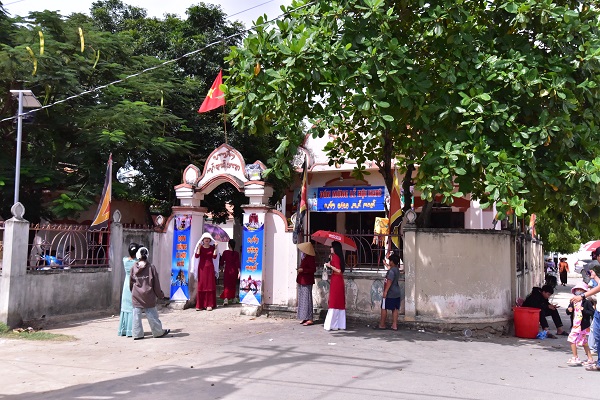 Đền thờ Pô Inư Nưgar (đền trong) ở thôn Hữu Đức, xã Phước Hữu, tỉnh Khánh 4- Đền thờ Pô Inư Nưgar (đền trong) ở thôn Hữu Đức, xã Phước Hữu, tỉnh Khánh Hòa chuẩn bị cho Lễ rước y trang của Pô Inư Nưgar