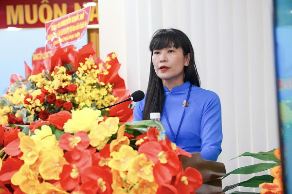 Bà Trịnh Thị Hồng Vân- Chủ tịch Hội phụ nữ Công ty Yến sào Khánh Hòa báo cáo tổng kết nhiệm kỳ Bà Trịnh Thị Hồng Vân- Chủ tịch Hội phụ nữ Công ty Yến sào Khánh Hòa báo cáo tổng kết nhiệm kỳ